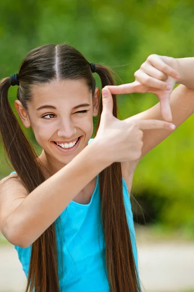 Lächelnde Teenager-Mädchen Bilder der virtuellen Kamera — Stockfoto