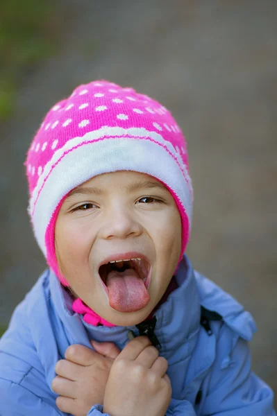 Девочка-дошкольница показывает язык — стоковое фото