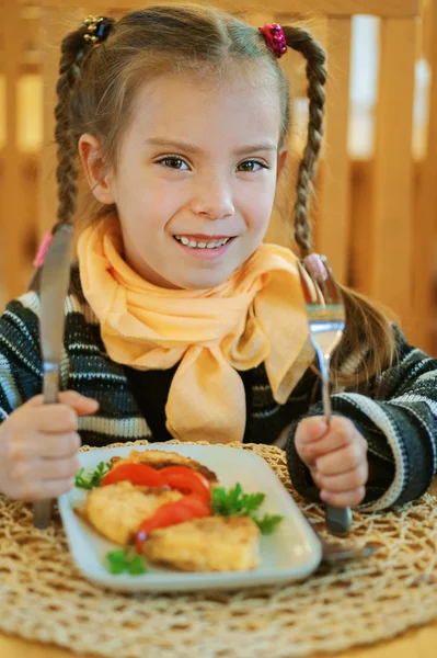 Kız okul öncesi leziz bir yemek yiyor — Stok fotoğraf
