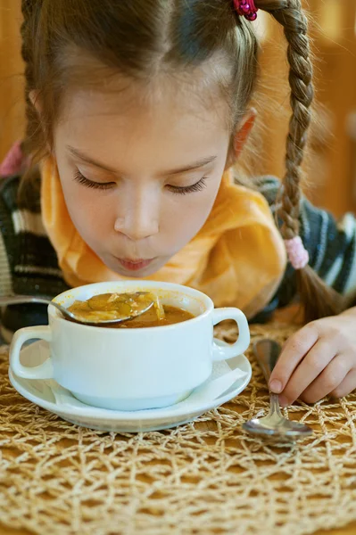 女孩-学龄前儿童吃了可口的饭菜 — 图库照片