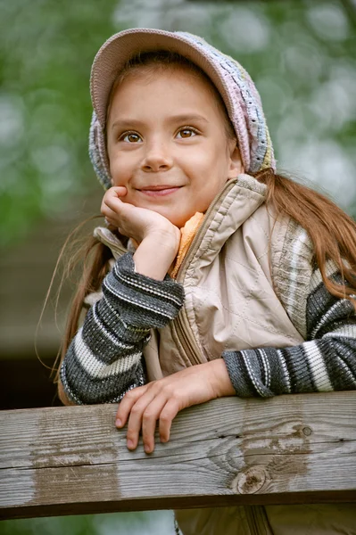 Счастливая девочка-дошкольница на зеленой траве — стоковое фото