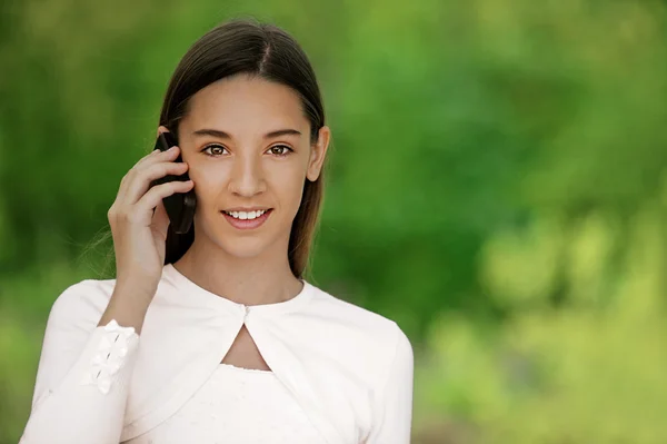 Tonårig flicka talar i mobiltelefon — Stockfoto