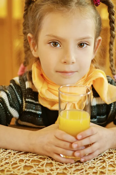 女孩-学龄前儿童喝橙汁 — 图库照片