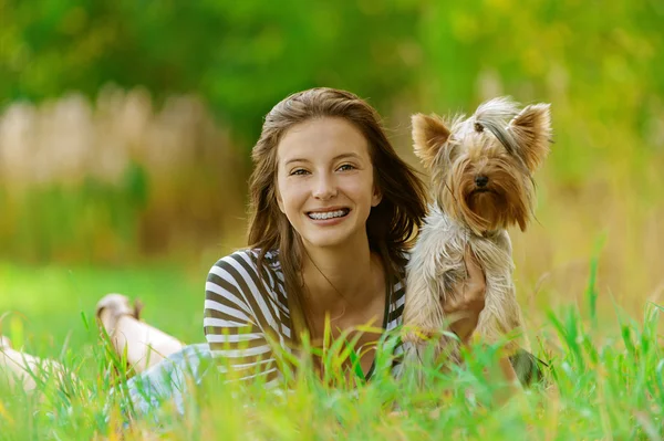 Uśmiechający się z yorkshire terrier — Zdjęcie stockowe