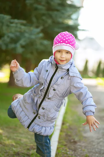Dívka preschooler chůze na chodníku — Stock fotografie