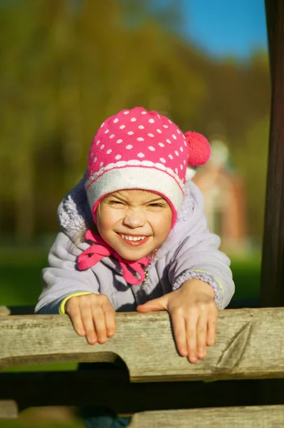 Dívka preschooler se směje a hraje — Stock fotografie
