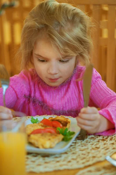 Meisje-peuter eet een smakelijke maaltijd — Stockfoto