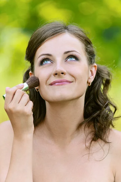 Femme met sur son visage brosse à poudre — Photo