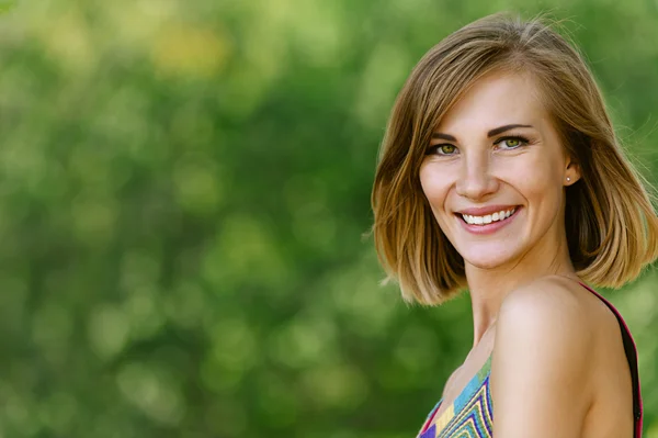 Mooie jonge vrouw glimlachend close-up — Stockfoto