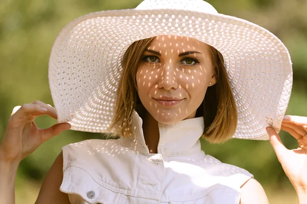 Красивая молодая женщина в белой шляпе — стоковое фото