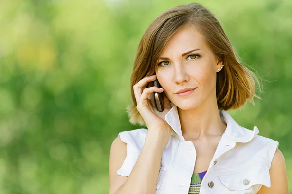 Cep telefonuyla konuşan genç bir kadın. — Stok fotoğraf