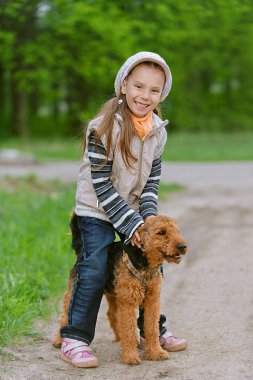 terrier ile küçük kız