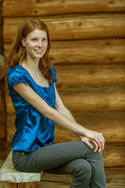 Mooie jonge vrouw in blauwe blouse — Stockfoto