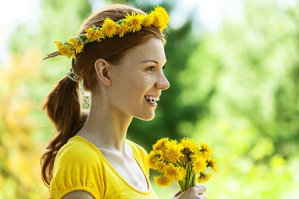 Young woman in with bouquet of dandelions — Stock Photo, Image