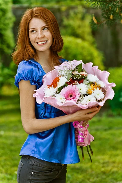 Young woman with bouquet of flowers — Stock Photo, Image