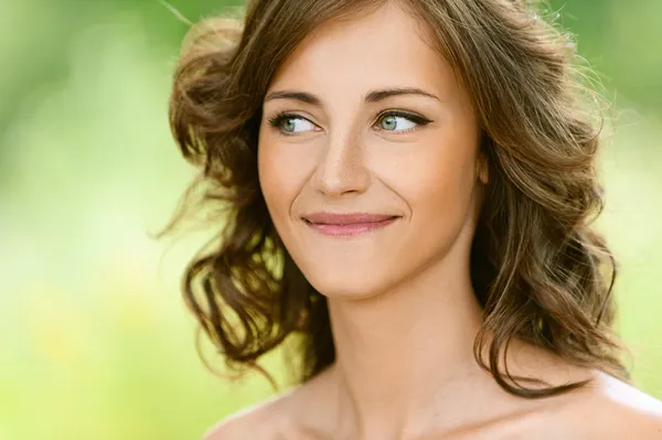 Bela jovem mulher close-up — Fotografia de Stock