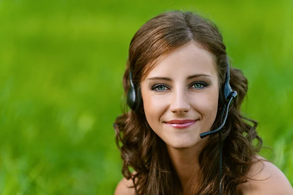 Vrouw close-up in hoofdtelefoon en microfoon — Stockfoto