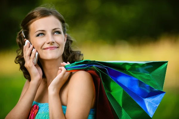 Kvinna i färgglada klänningen av nämnda mobiltelefon — Stockfoto