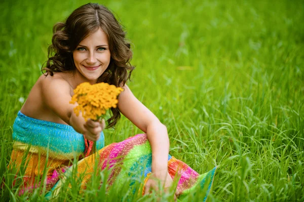 Frau mit Strauß gelber Blumen — Stockfoto