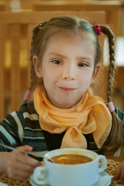Lány-óvodás eszik egy ízletes étel — Stock Fotó