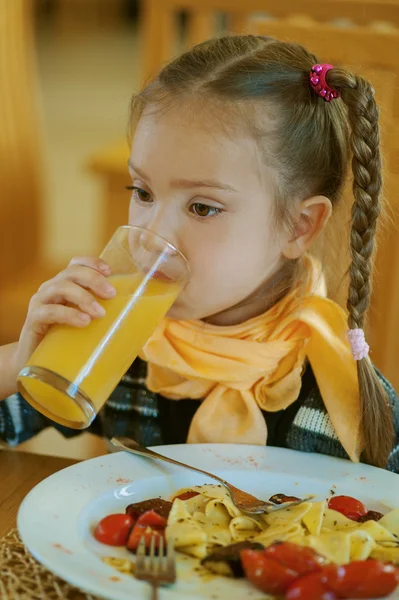 女孩-学龄前儿童喝橙汁 — 图库照片