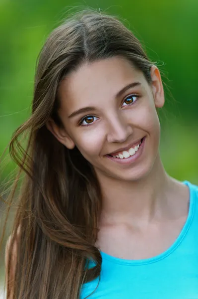 Vackra leende tonårsflicka — Stockfoto