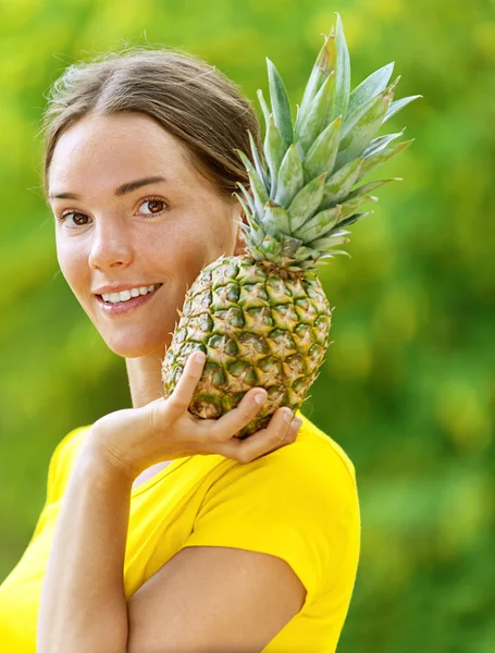 Genç kadın ananas ile sarı bluz — Stok fotoğraf