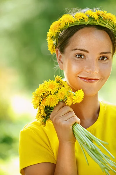 タンポポの花束と若い女性 — ストック写真