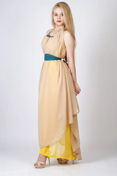 Foto van mooie jonge dame in oorspronkelijke jurk — Stockfoto