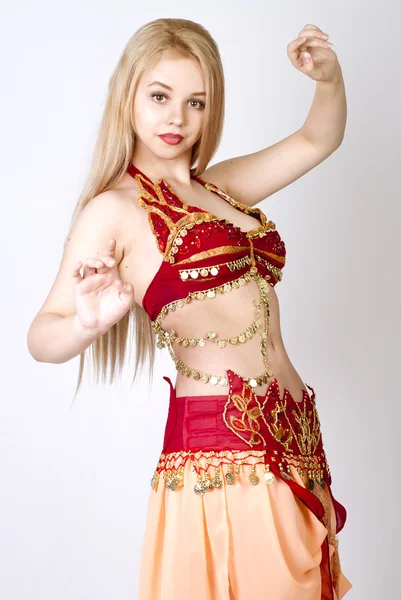 Piękna Młoda blondynka, taniec arabski — Zdjęcie stockowe