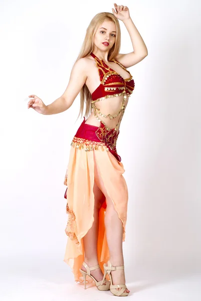 美丽年轻的金发、 阿拉伯舞蹈 — 图库照片