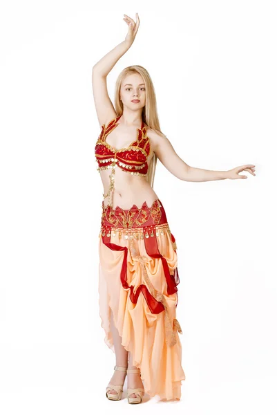 美丽年轻的金发女郎，阿拉伯舞蹈白上 — 图库照片