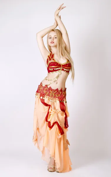 아름 다운 젊은 금발, 아랍 댄스 — 스톡 사진