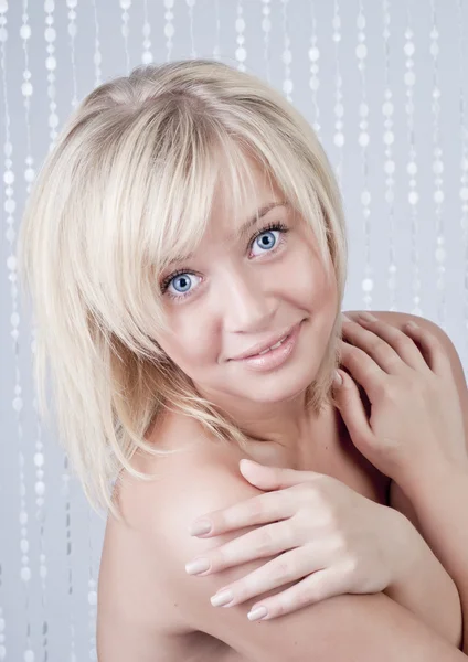 Schöne lächelnde junge Frau mit blonden Haaren — Stockfoto