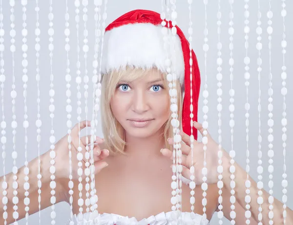 Красиві усміхнений молоду жінку в Санта-Клауса капелюх — стокове фото