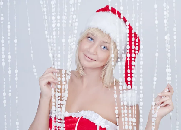 Bonita jovem sorridente em roupas de Papai Noel — Fotografia de Stock