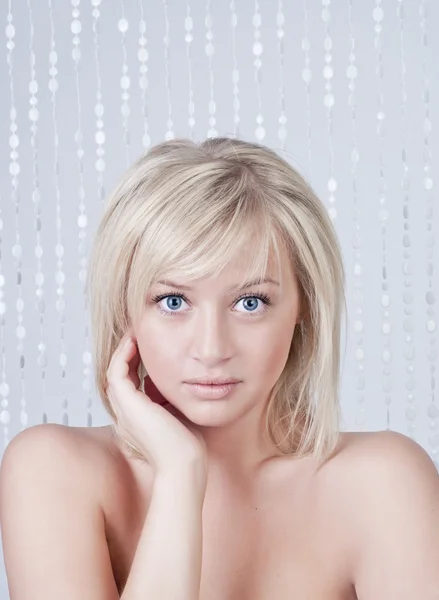 Mooie jonge dame met blond haar portret — Stockfoto