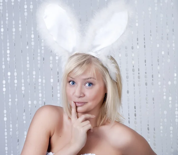Bella donna sorridente ritratto con orecchie di coniglio — Foto Stock
