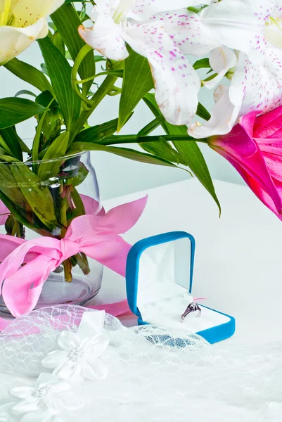 Cartão com anel, luvas e flores — Fotografia de Stock
