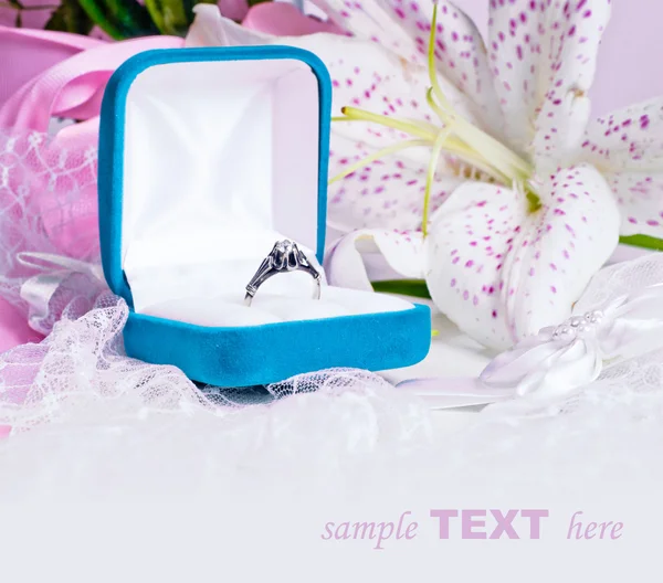 Kort med ring, handskar och blommor — Stockfoto