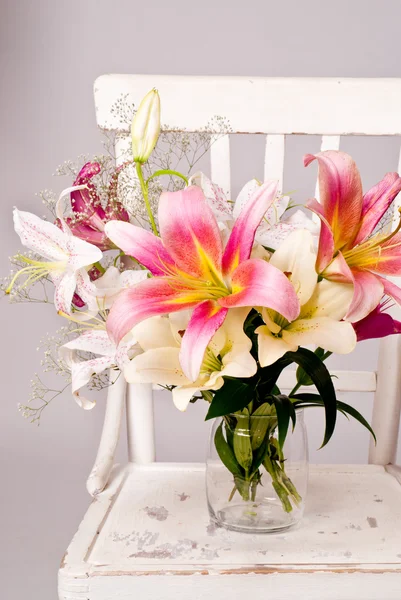 Flores brancas e rosa lírio, cartão vintage — Fotografia de Stock