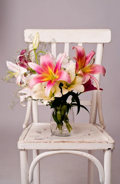 Witte en roze lily bloemen, vintage kaart — Stockfoto