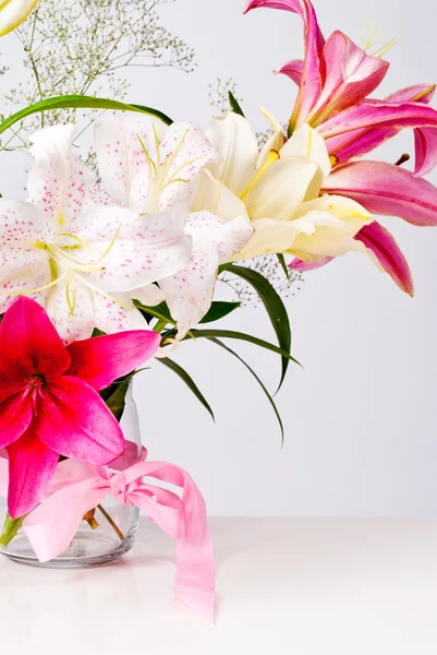 Witte en roze lily bloemen — Stockfoto