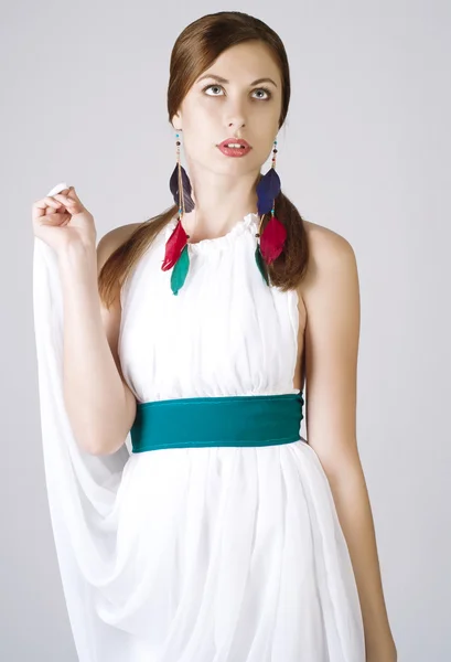 Krásná mladá žena v bílých šatech — Stock fotografie