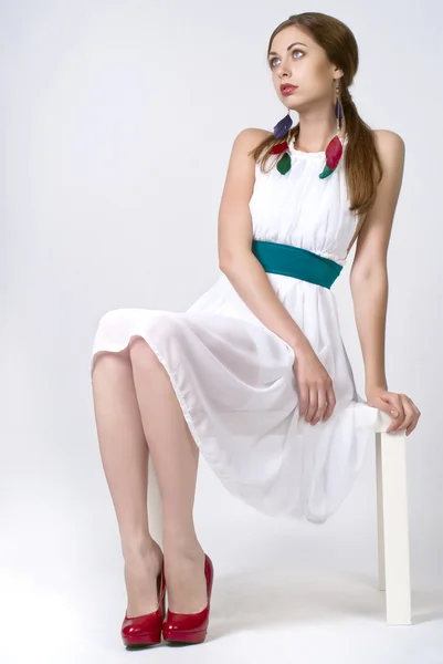 Piękna młoda kobieta siedzi — Zdjęcie stockowe