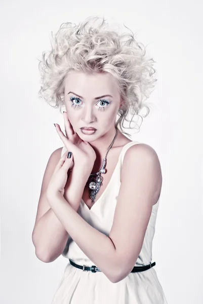 Привлекательная блондинка с оригинальным макияжем — стоковое фото