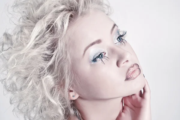 Attraktiv blond skönhet porträtt med ursprungliga make up — Stockfoto