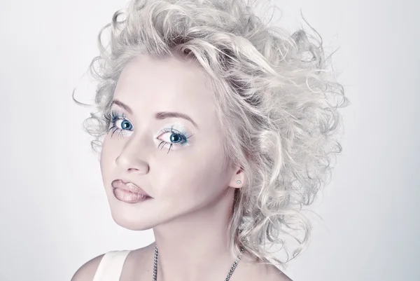 Atraktivní blond kráska portrét s původním make-upu — Stock fotografie