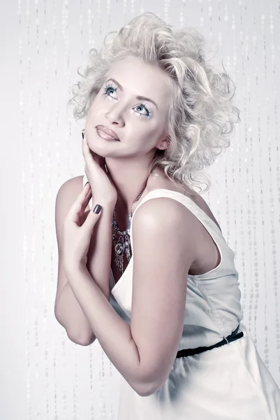 Atrakcyjny blond kobieta pozowanie — Zdjęcie stockowe