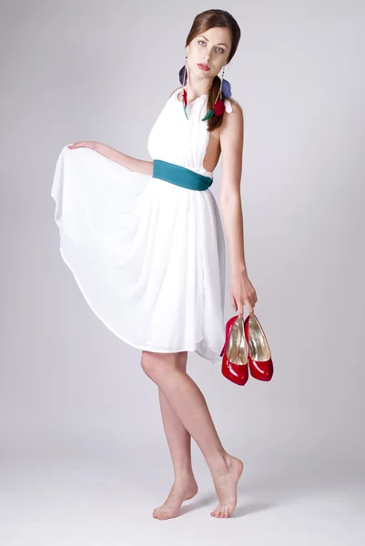 Krásná mladá žena pózuje v bílých šatech — Stock fotografie